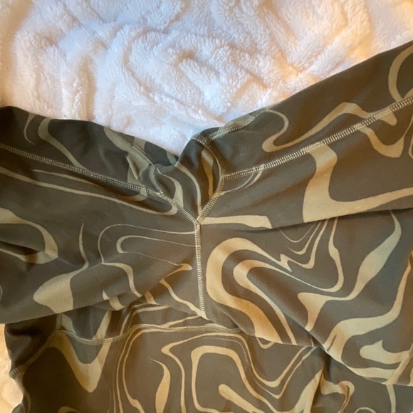 EUC Universal Standard Next to Naked Bodyshort Size L 22/24, Olive Swirl - Picture 5 of 9